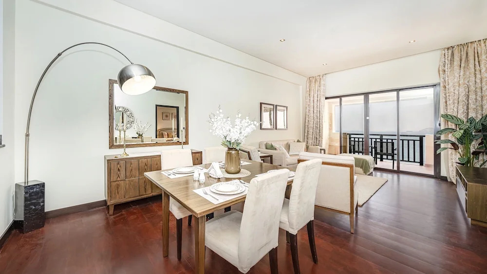 Luxury StayCation - Exquisite 1BR with Stunning Views on Palm Jumeirah
