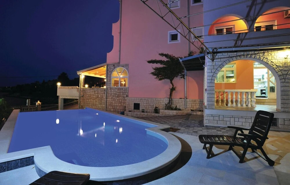 Amazing Home In Okrug Gornji