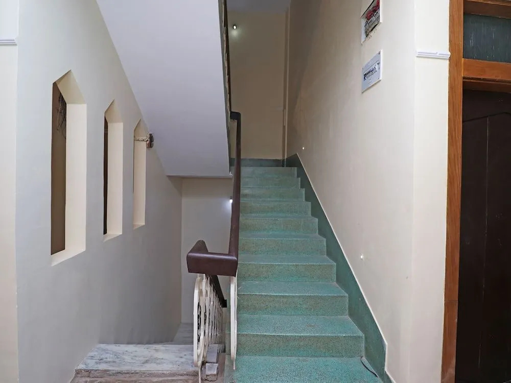 OYO 29345 Hotel Samrat