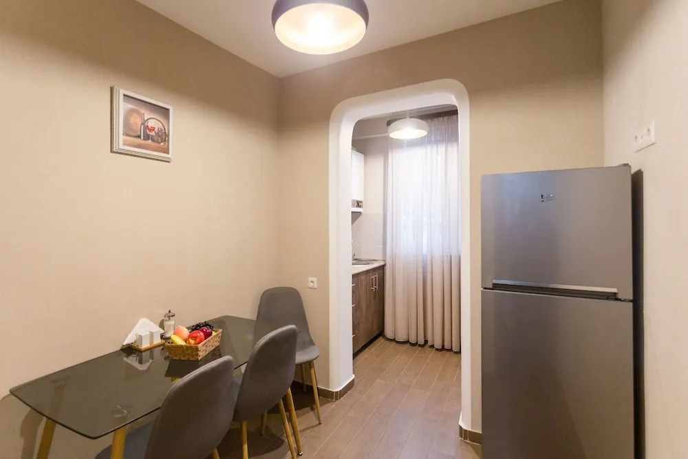 Falcon Apartments - 300 Aragveli