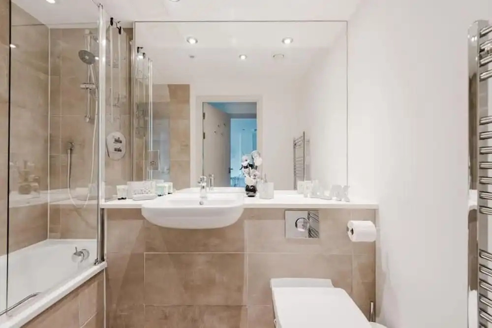 Beautiful 1 Bedroom Waterfront Apartment With Parking in Gloucester Docks