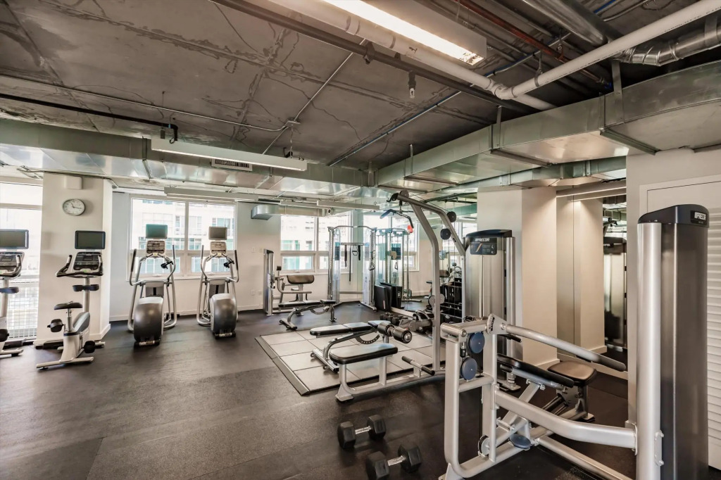 Hang Ten- Large Townhome, lux amenities, parking