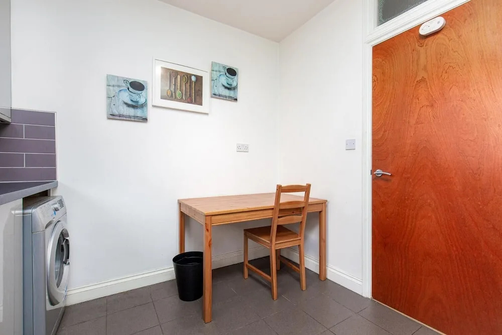 Broxbourne House - Deluxe Guest Room 2