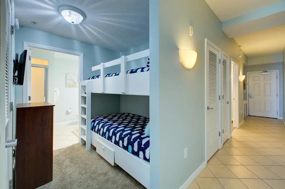Pelican PH-02 - 2 Br condo by RedAwning
