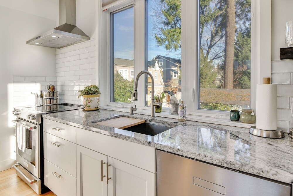2-story Guesthouse w/ Private Deck in NE PDX