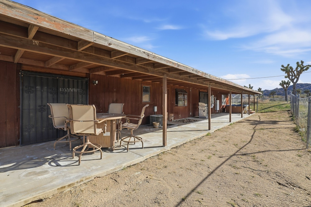 Desert Paradise: Walk to Pappy's - EV and Sleeps 8