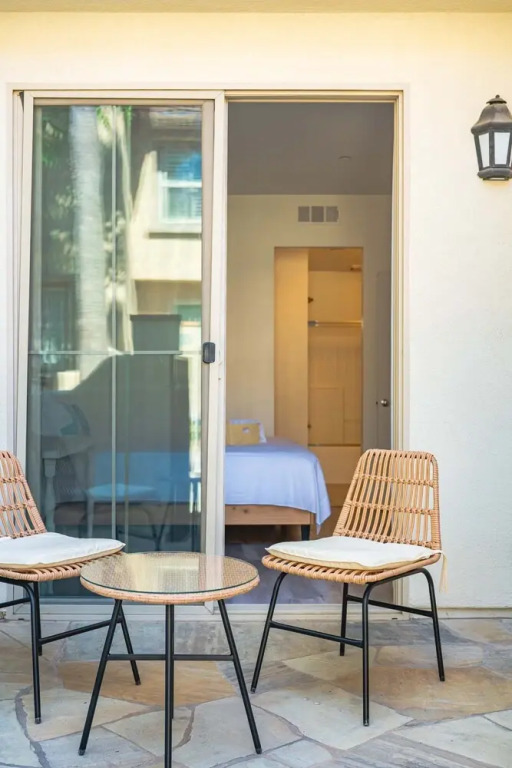 Private Entry Cozy Suite w Patio Bath Kitchenette