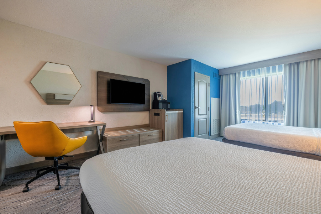 Holiday Inn Express and Suites Kansas City Airport by IHG