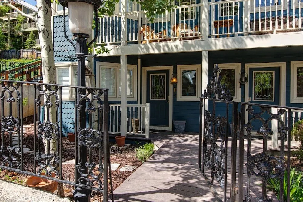 3BR 4BA Motherlode 4 Townhome by RedAwning