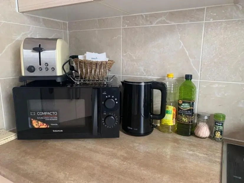 Lovely 2 bedroom house with free parking and pool, near a golf course
