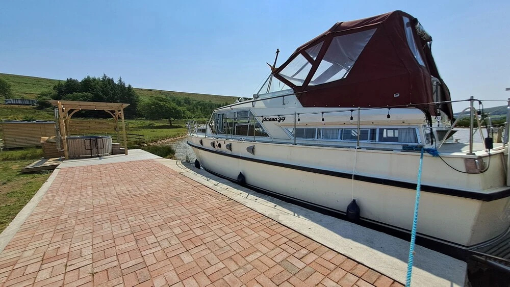The Rose 37ft Lakeside Yacht inc Hot Tub