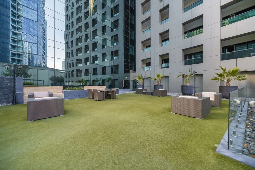 Elegant Studio w/work space and views DAMAC