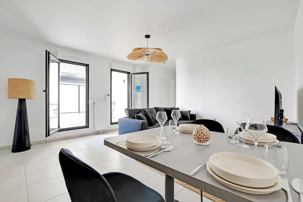 Elegant Apartment - 1 Bedroom/2 Bedrooms - Close to Paris & La Defense