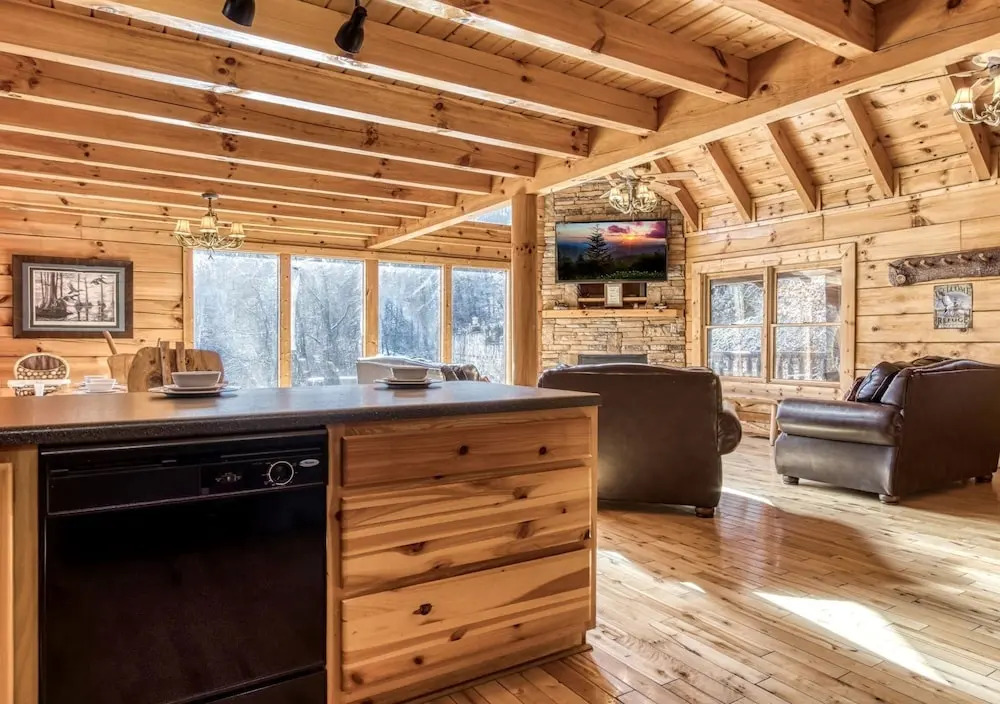 The Wildlife Lodge - Great Location! Close To Tanger Outlets! 5 Bedroom Cabin by RedAwning
