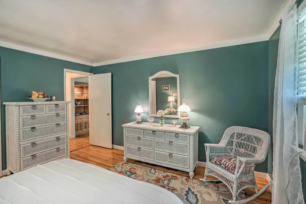 Stockbridge Home: Walk to Town Beach!