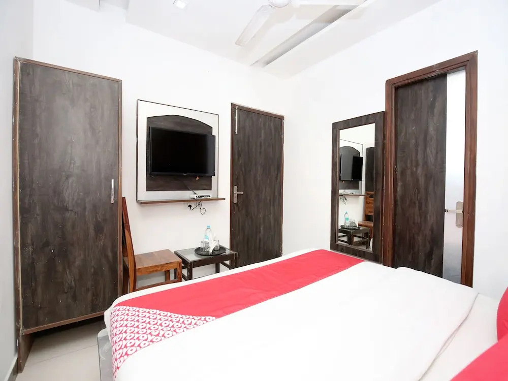 OYO 13431 Hotel Royal Blue