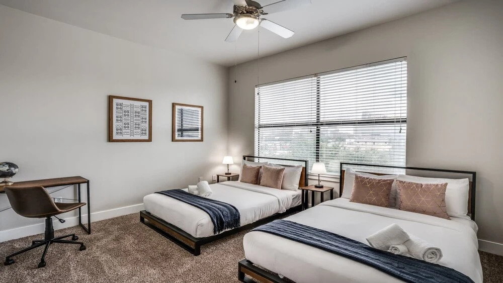Luxurious 2BR with high ceilings and skyline views | by CozySuites