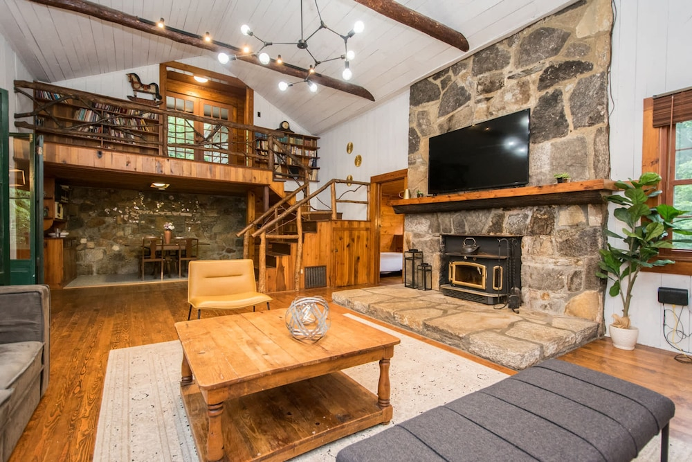 Spacious 4BR w Fireplace Ping Pong Free Tix