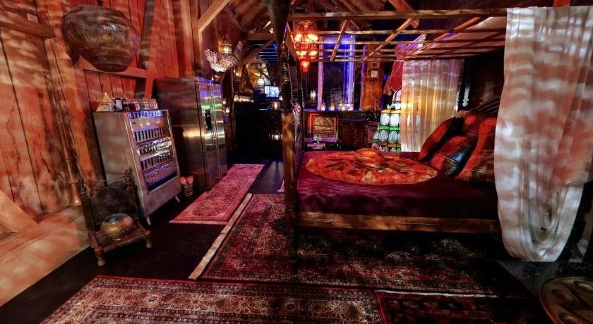 Bijou Hotel / Love and Romance