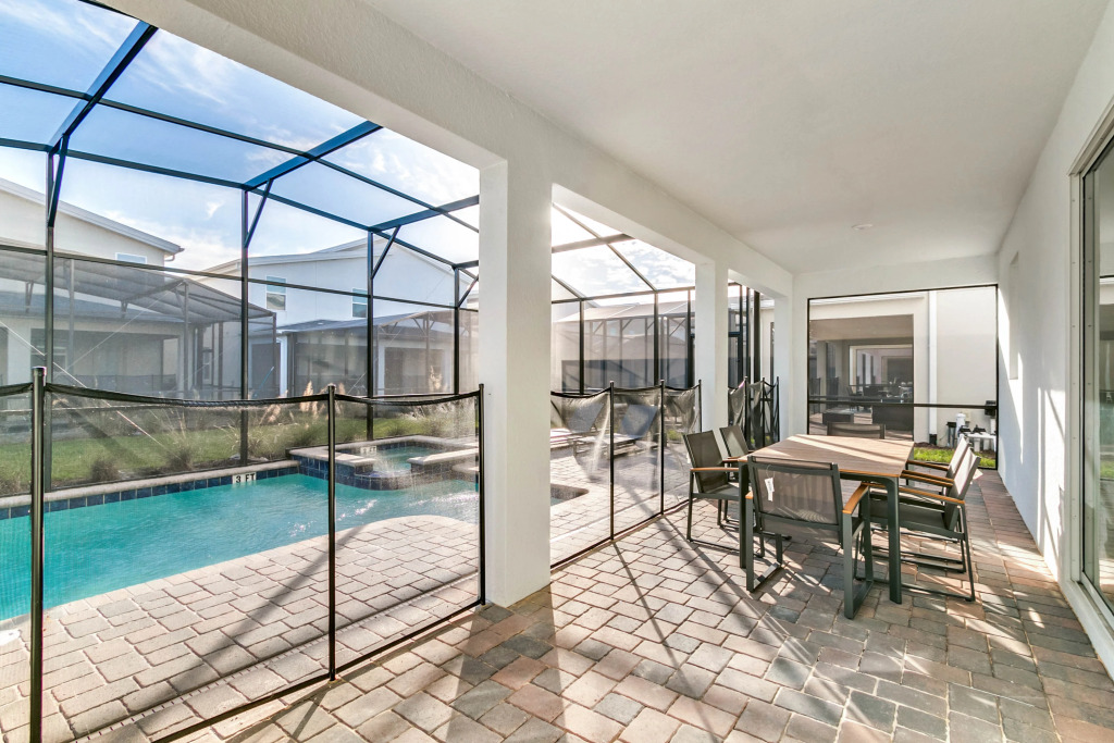 6 Bd 6 Ba Storey Lake 4528 Tb