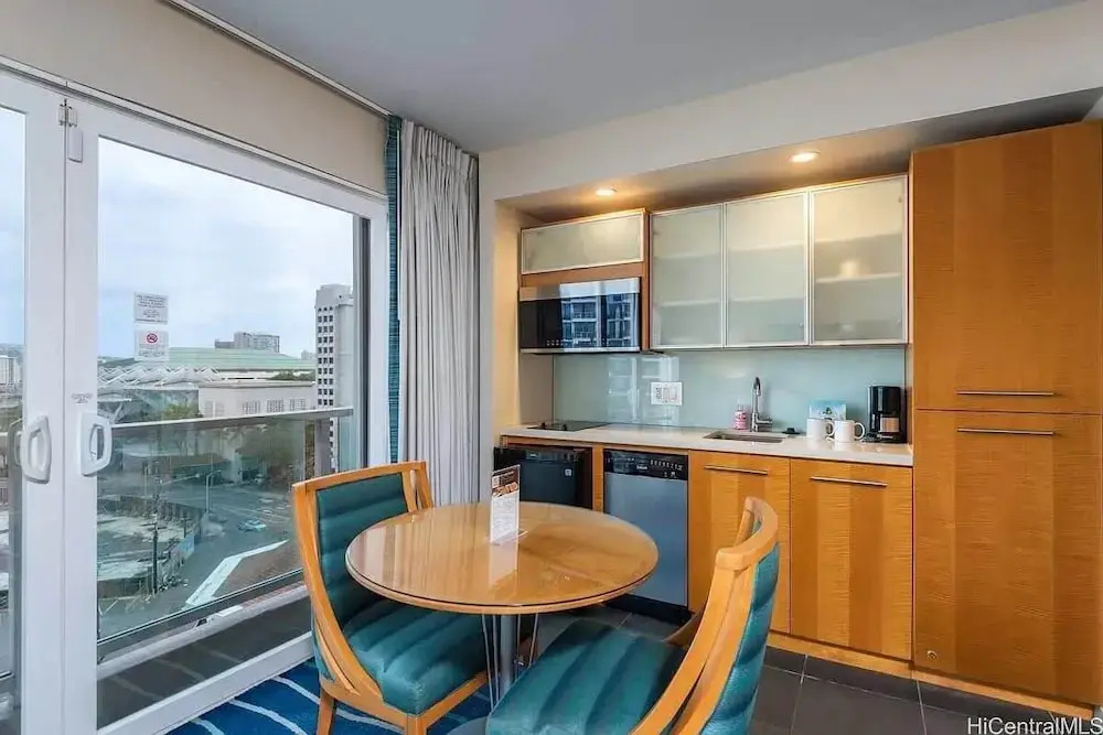 Stunning Ala Moana 1BR W Balcony & Mountain/city Views