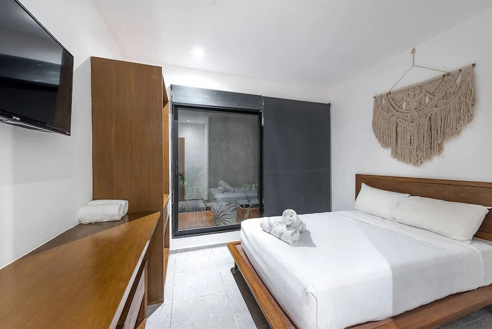 2 Br. Apt W/amazing Natural Lighting&location