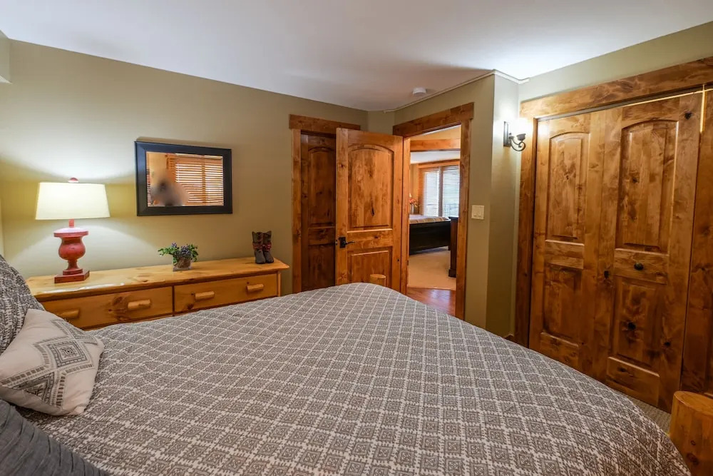 5th Floor 2bd/2ba Condo With Magnificent Views 2 Bedroom Condo by RedAwning