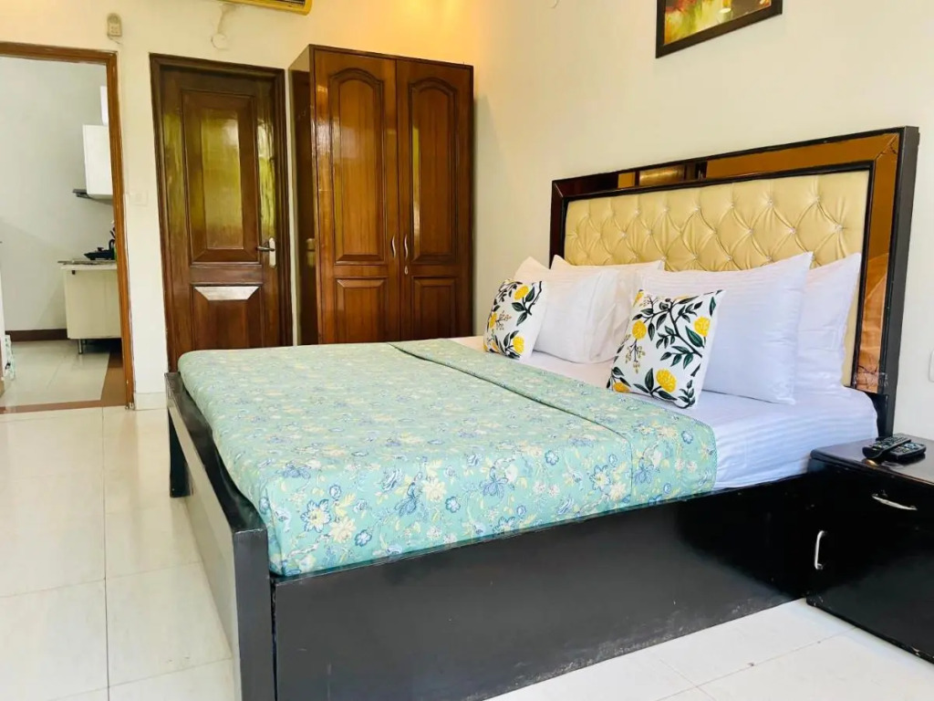 Bluo Studio Defence Colony Mkt - Kitchen, Balcony