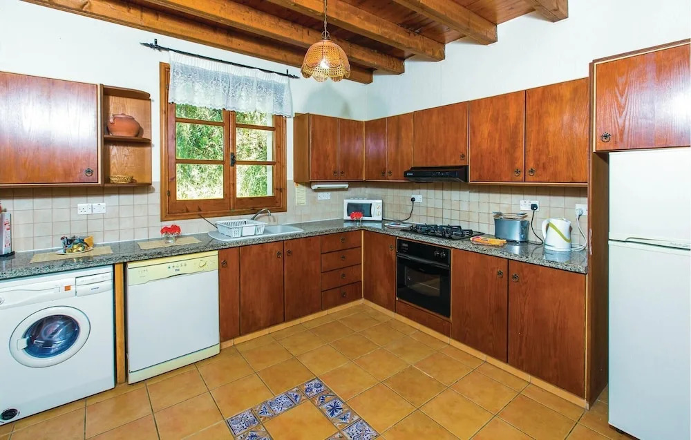 Beautiful Home in Miliou Paphos With 3 Bedrooms, Outdoor Swimming Pool and Swimming Pool