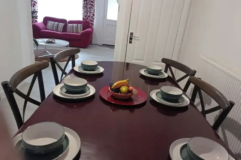 House - Sleeps 8 - Garden - Parking