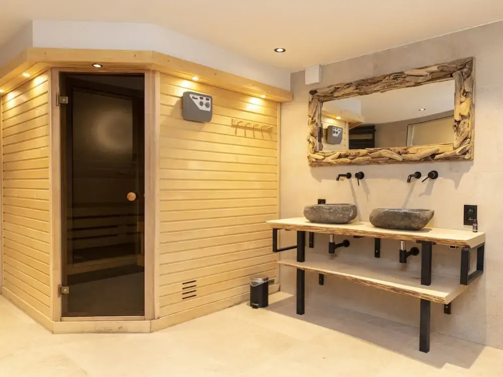Cosy Chalet in Odeigne with Hot Tub