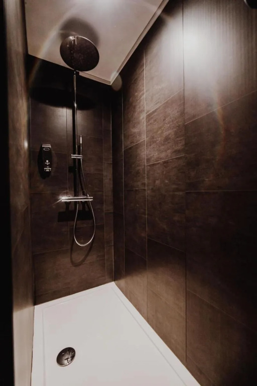 Chambre avec jacuzzi ou Chalets dans les bois