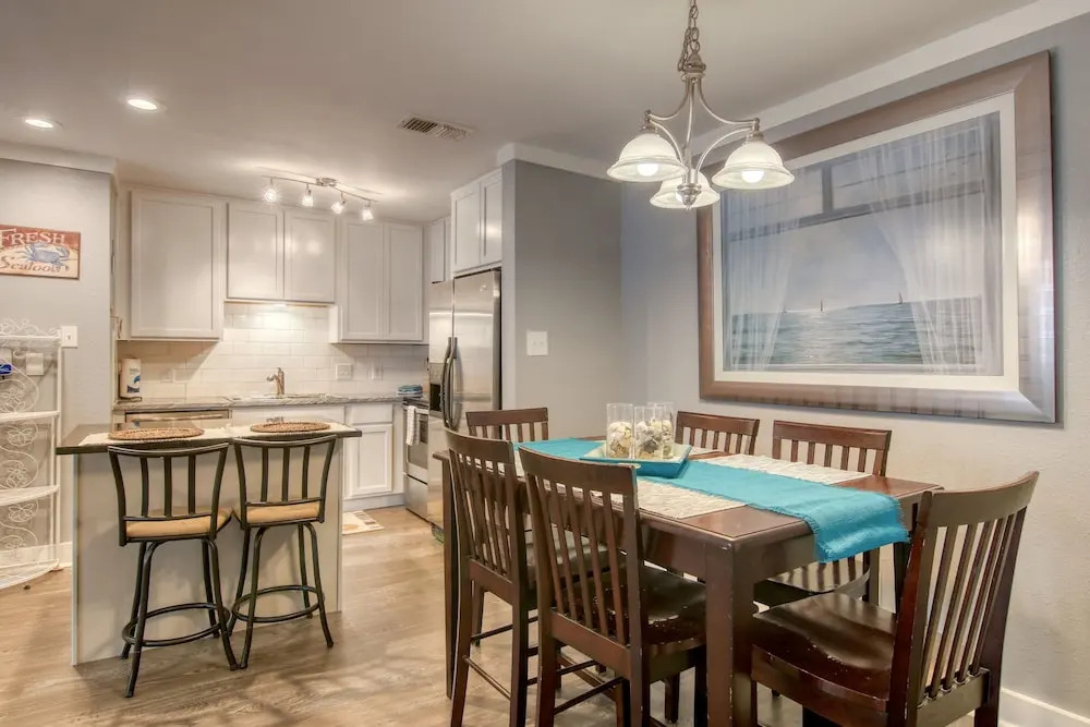 Breezy Bungalow 2 Bedrooms 2 Bathrooms Condo