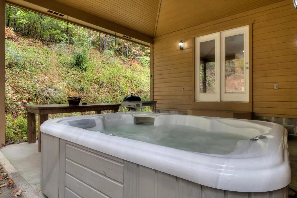 5Bedrooms*4KING BEDS*OUTSTANDING LOCATION*HotTub*