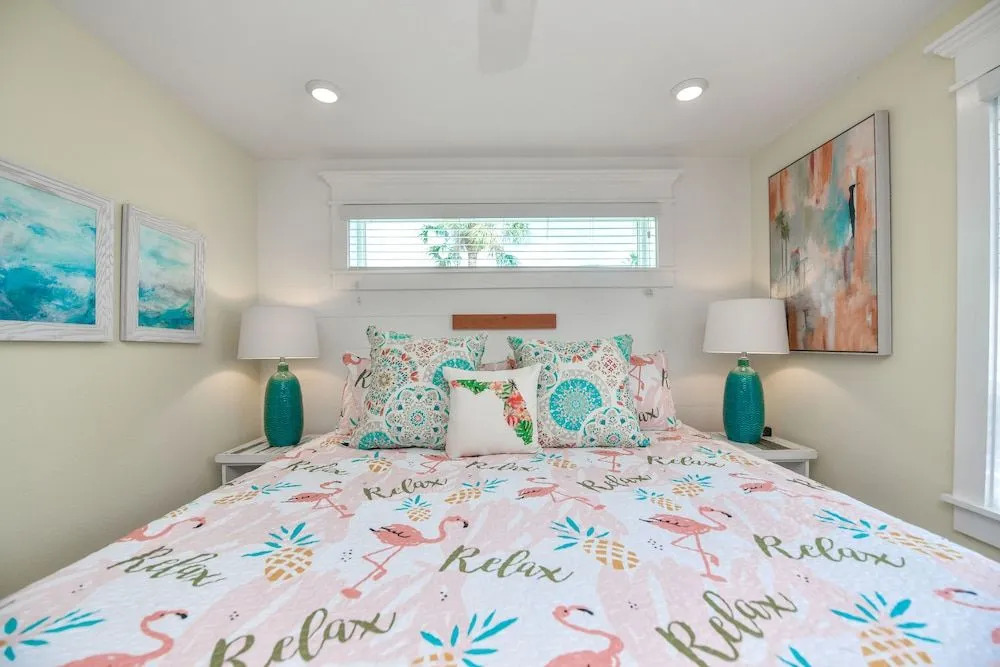 Sea Breeze - Pet Friendly, Located in Siesta Key Village, Steps to Siesta Key Beach