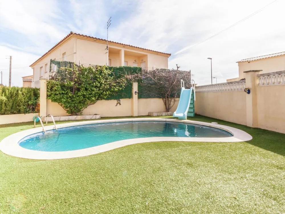 Alluring Villa in L'escala With Private Swimming Pool
