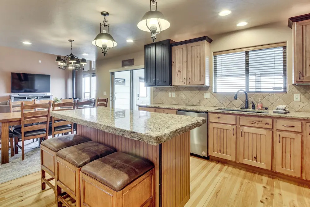 Cabin w/ Beach Access, Sport Court, Hot Tub & View