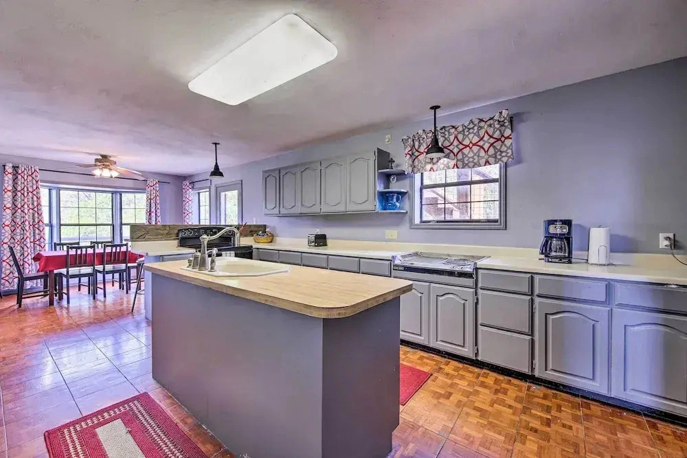 Scenic Hilltop Hideaway, Mins to River & Lake
