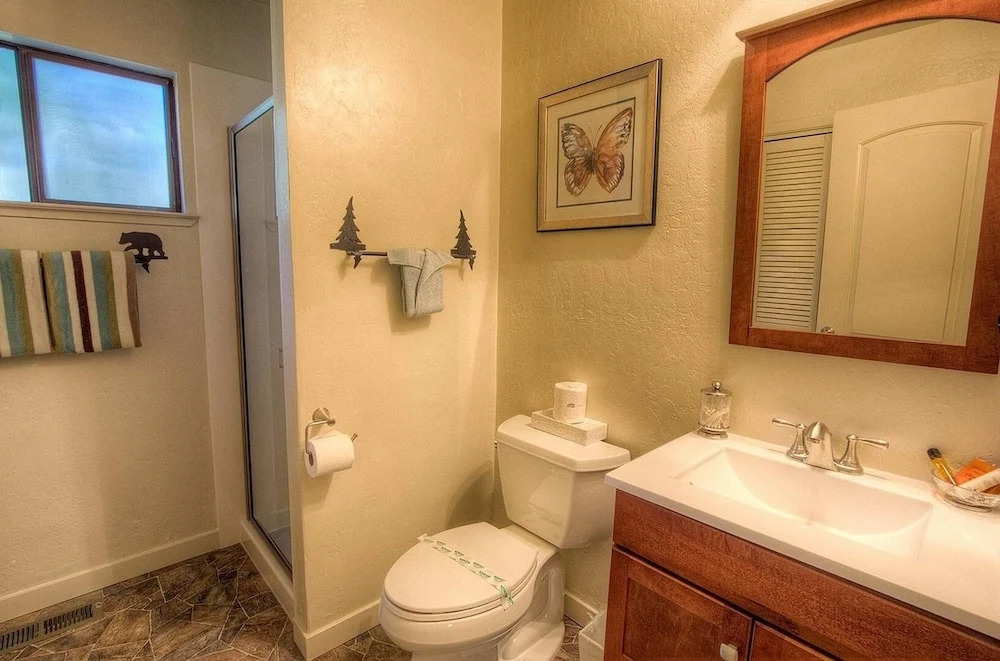 Rocky Top Retreat 4 Bedroom Home by RedAwning