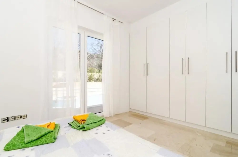 Villa Avoca - Four Bedroom Apartment With Two Balconies and Swimming Pool ID Direct Booker 2124