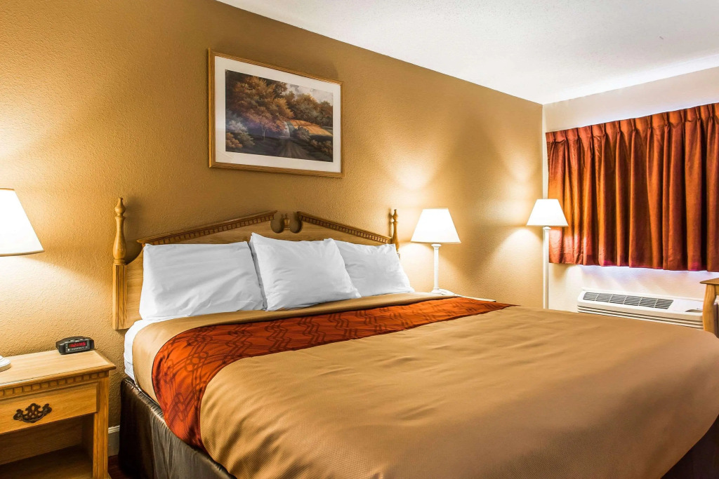 Econo Lodge Inn & Suites Huntsville University Area