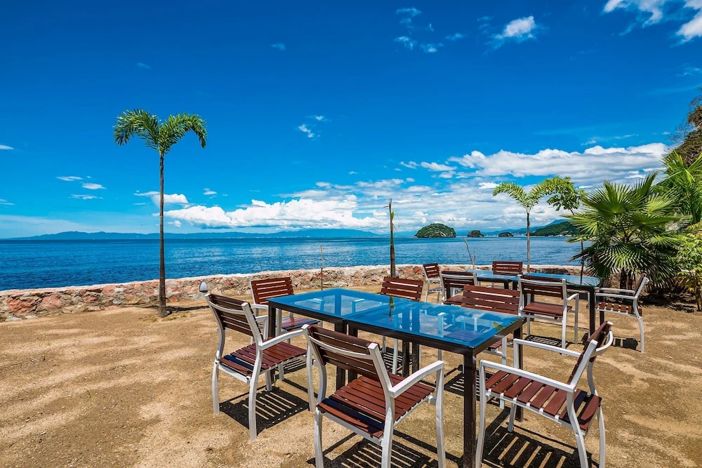 Stunning Oceanfront Apartment With Breathtaking Views and Luxurious Amenities