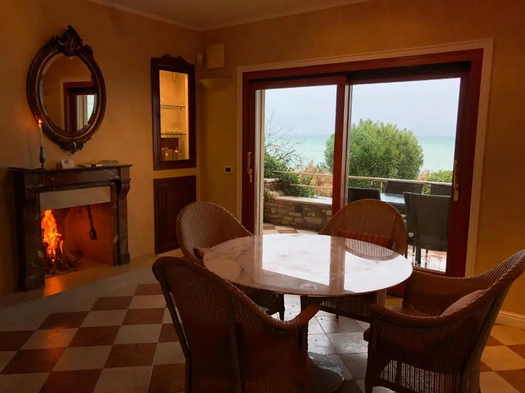 Lake Front Apartment - Direct Lake Access