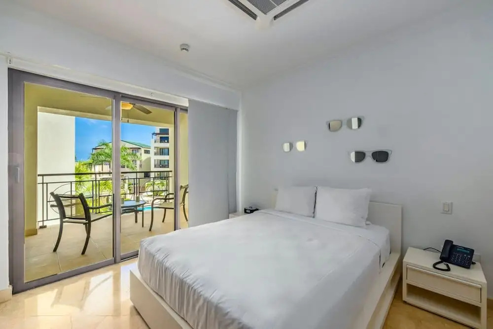 Beautiful 1BR Condo w Large Balcony in Palm Beach
