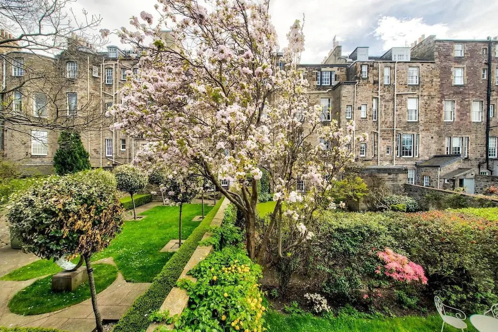 Quiet Mews House With Parking & Garden