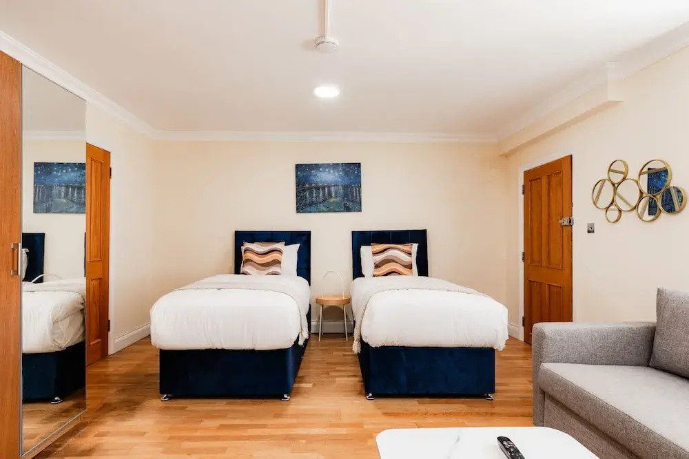 Warm Apartments in Queensway