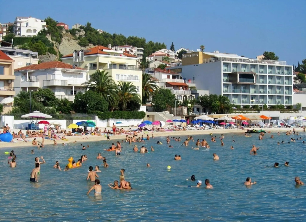 Robi - 50m From Beach - SA4