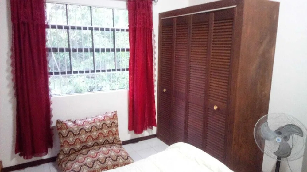 Caye Manje Holiday Lodge