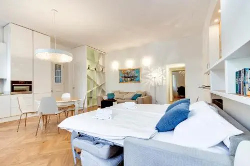 Central and Luxurious Beethovnova Apartment