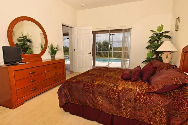 546 Windsor Place, the Abbey 5 Bedrooms, +3 Bath